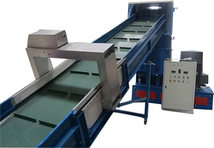 belt-conveyor-in-plastic-recycling.jpg