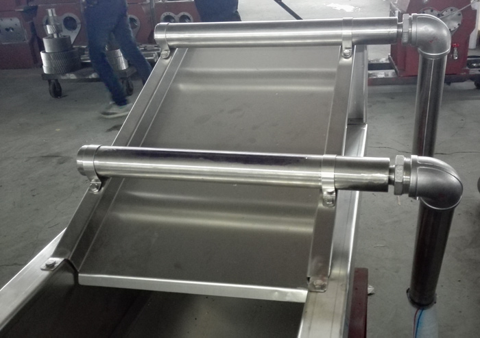 front-side-view-of-extruder-water-trough.jpg