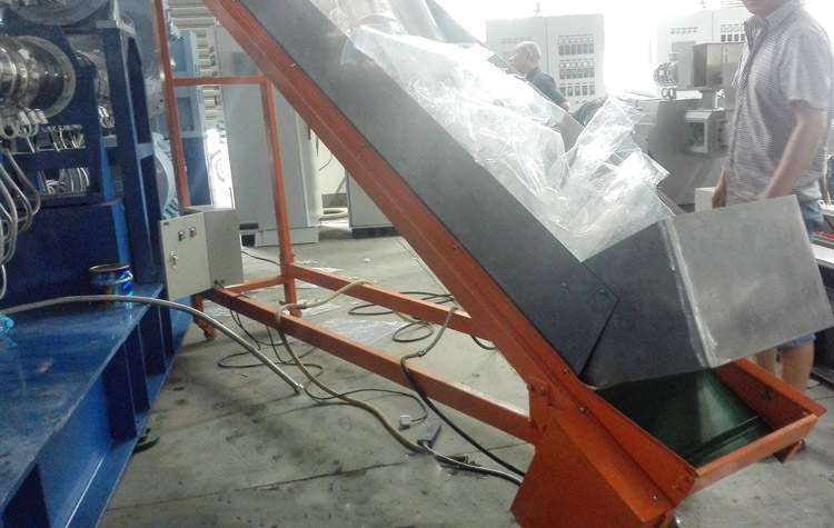 belt-conveyor-in-plastic-recycle-line